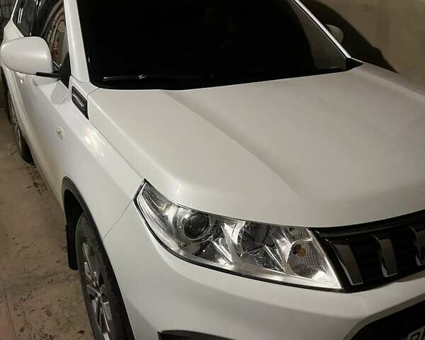 Белый Сузуки Витара, объемом двигателя 1.59 л и пробегом 30 тыс. км за 23500 $, фото 1 на Automoto.ua