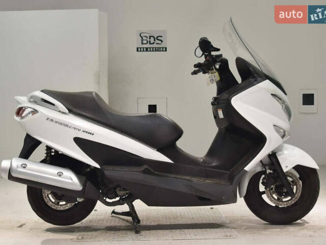 Белый Сузуки Burgman 200, объемом двигателя 0 л и пробегом 33 тыс. км за 2300 $, фото 1 на Automoto.ua