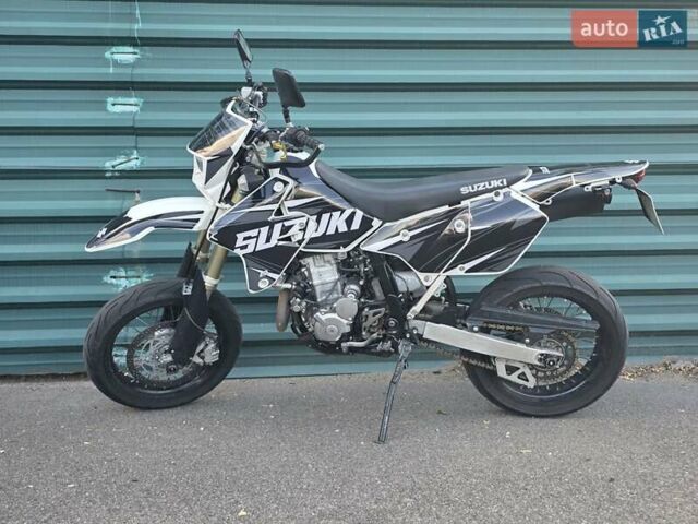 Белый Сузуки DR-Z 400SM, объемом двигателя 0.4 л и пробегом 12 тыс. км за 6900 $, фото 1 на Automoto.ua