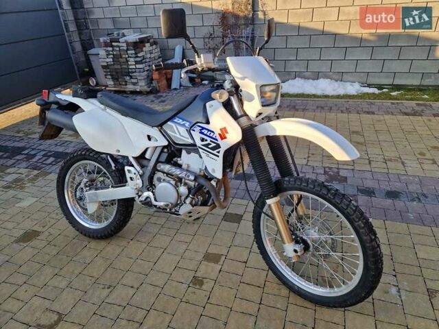 Белый Сузуки DR-Z 400SM, объемом двигателя 0.4 л и пробегом 1 тыс. км за 7200 $, фото 1 на Automoto.ua