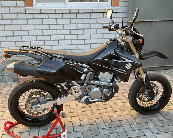 Черный Сузуки DR-Z 400SM, объемом двигателя 0.4 л и пробегом 23 тыс. км за 5200 $, фото 1 на Automoto.ua
