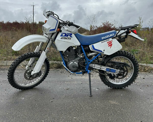 Белый Сузуки DR 250, объемом двигателя 0.25 л и пробегом 45 тыс. км за 2500 $, фото 1 на Automoto.ua