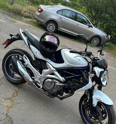 Белый Сузуки Gladius 400, объемом двигателя 0 л и пробегом 37 тыс. км за 3900 $, фото 1 на Automoto.ua