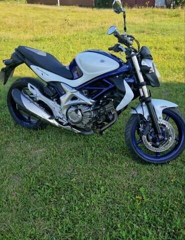 Белый Сузуки Gladius 400, объемом двигателя 0.4 л и пробегом 40 тыс. км за 3500 $, фото 1 на Automoto.ua