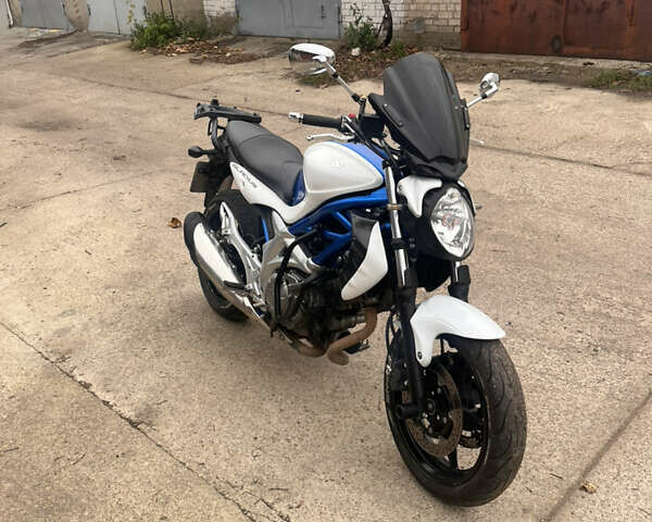 Синий Сузуки Gladius 650, объемом двигателя 0.65 л и пробегом 40 тыс. км за 5000 $, фото 1 на Automoto.ua