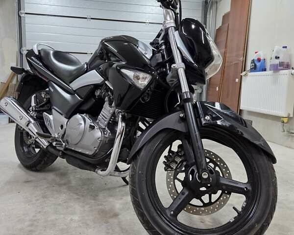 Черный Сузуки GSR 250, объемом двигателя 0.25 л и пробегом 2 тыс. км за 3000 $, фото 1 на Automoto.ua
