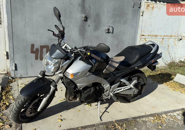 Серый Сузуки GSR 400, объемом двигателя 0.4 л и пробегом 33 тыс. км за 4000 $, фото 1 на Automoto.ua