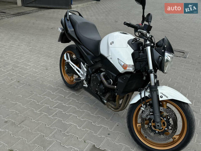 Белый Сузуки GSR 600, объемом двигателя 0.6 л и пробегом 32 тыс. км за 5800 $, фото 1 на Automoto.ua