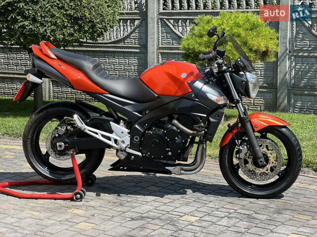 Красный Сузуки GSR 600, объемом двигателя 0.6 л и пробегом 28 тыс. км за 5750 $, фото 1 на Automoto.ua