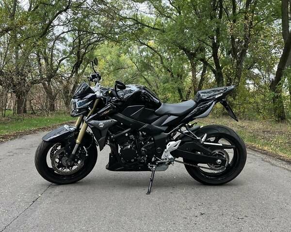 Чорний Сузукі GSR 750, об'ємом двигуна 0.75 л та пробігом 17 тис. км за 8500 $, фото 1 на Automoto.ua