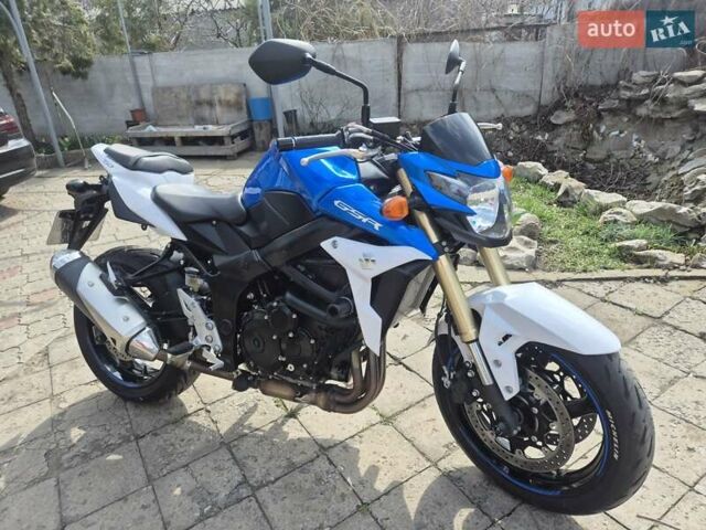 Синий Сузуки GSR 750, объемом двигателя 0.75 л и пробегом 16 тыс. км за 7000 $, фото 1 на Automoto.ua
