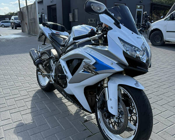 Белый Сузуки GSX-R 600, объемом двигателя 0.6 л и пробегом 35 тыс. км за 8200 $, фото 1 на Automoto.ua