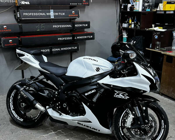 Белый Сузуки GSX-R 600, объемом двигателя 0.6 л и пробегом 12 тыс. км за 12800 $, фото 1 на Automoto.ua