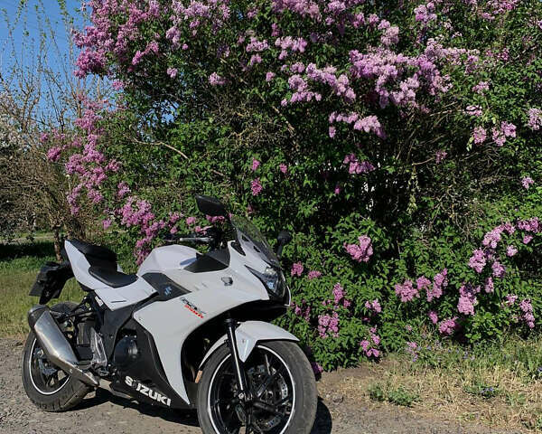 Білий Сузукі GSX 250R, об'ємом двигуна 0.25 л та пробігом 13 тис. км за 3300 $, фото 1 на Automoto.ua