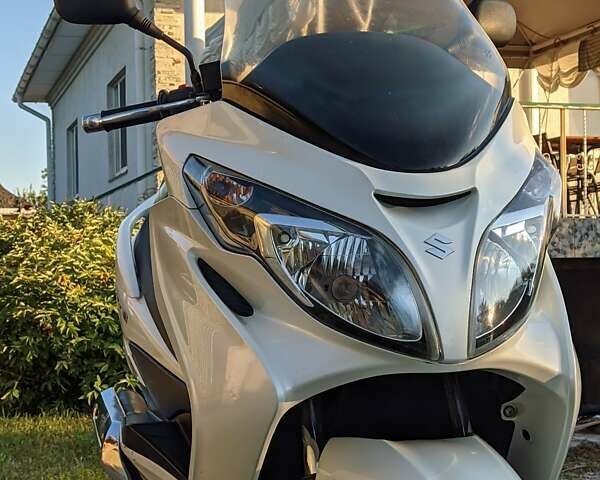 Белый Сузуки Skywave 250, объемом двигателя 0.25 л и пробегом 38 тыс. км за 2600 $, фото 1 на Automoto.ua