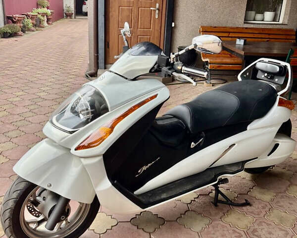 Белый Сузуки Skywave 250, объемом двигателя 0.25 л и пробегом 32 тыс. км за 2600 $, фото 1 на Automoto.ua