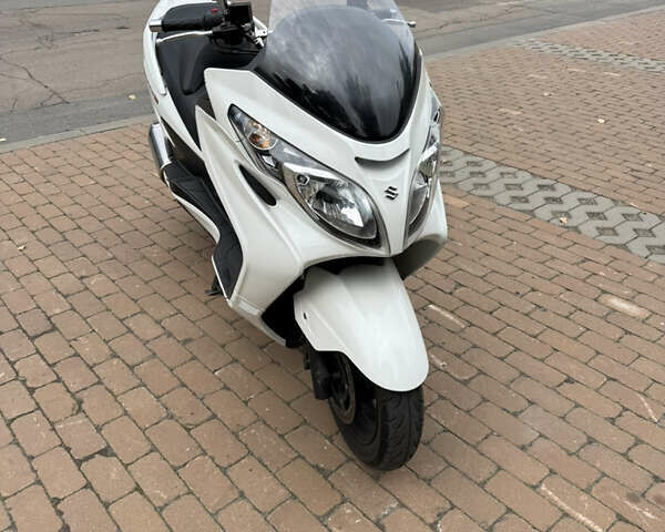 Белый Сузуки Skywave 250, объемом двигателя 0.25 л и пробегом 28 тыс. км за 2500 $, фото 1 на Automoto.ua