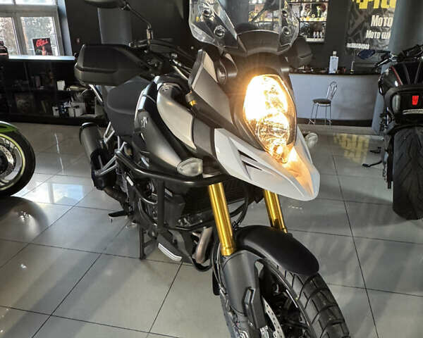 Белый Сузуки V-Strom 1000, объемом двигателя 1 л и пробегом 35 тыс. км за 10000 $, фото 1 на Automoto.ua