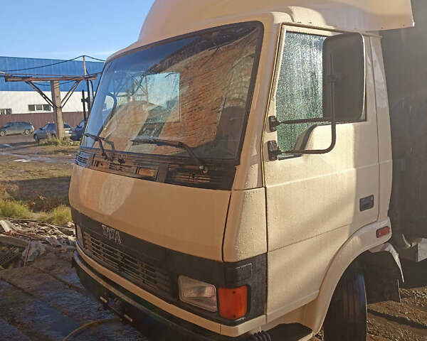 Бежевый TATA LPT 613, объемом двигателя 5.68 л и пробегом 200 тыс. км за 6000 $, фото 1 на Automoto.ua