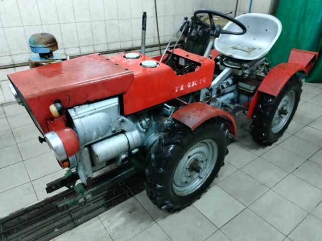 Красный ТЗ 4k-14, объемом двигателя 2 л и пробегом 100 тыс. км за 4000 $, фото 1 на Automoto.ua