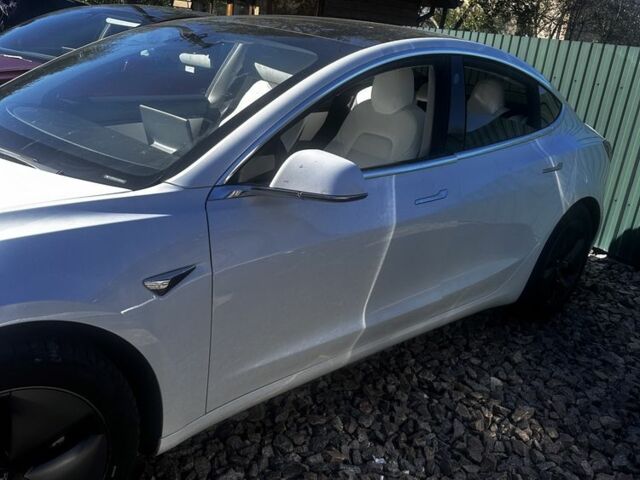 Белый Тесла Модель 3, объемом двигателя 0 л и пробегом 105 тыс. км за 13990 $, фото 1 на Automoto.ua
