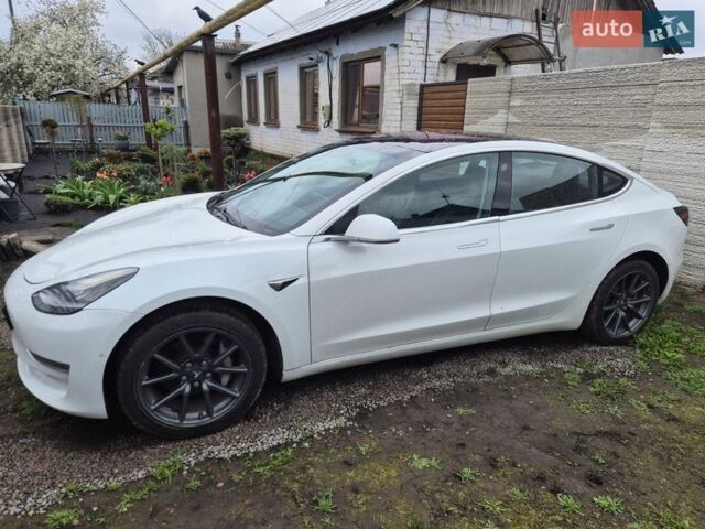Белый Тесла Модель 3, объемом двигателя 0 л и пробегом 150 тыс. км за 15500 $, фото 1 на Automoto.ua