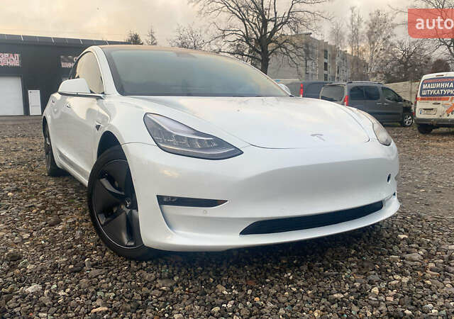 Белый Тесла Модель 3, объемом двигателя 0 л и пробегом 100 тыс. км за 15200 $, фото 1 на Automoto.ua