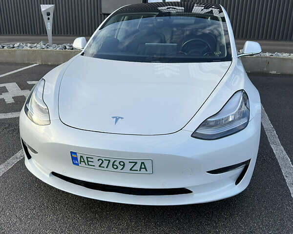 Белый Тесла Модель 3, объемом двигателя 0 л и пробегом 63 тыс. км за 17000 $, фото 1 на Automoto.ua