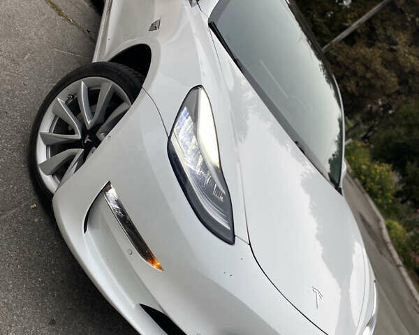 Белый Тесла Модель 3, объемом двигателя 0 л и пробегом 50 тыс. км за 19300 $, фото 1 на Automoto.ua