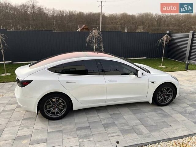 Белый Тесла Модель 3, объемом двигателя 0 л и пробегом 132 тыс. км за 20100 $, фото 1 на Automoto.ua