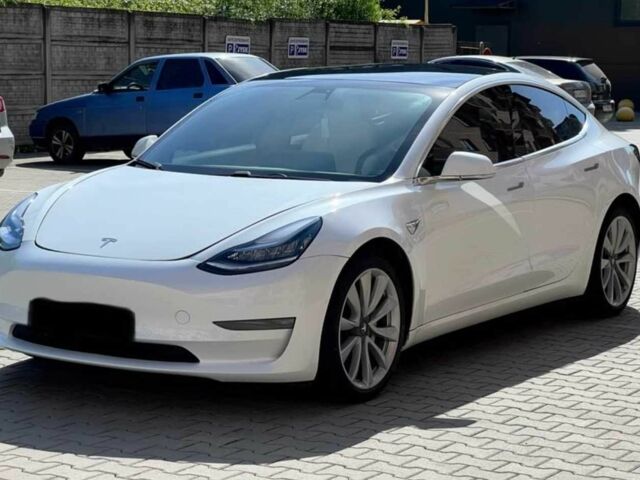 Белый Тесла Модель 3, объемом двигателя 0 л и пробегом 136 тыс. км за 11600 $, фото 1 на Automoto.ua