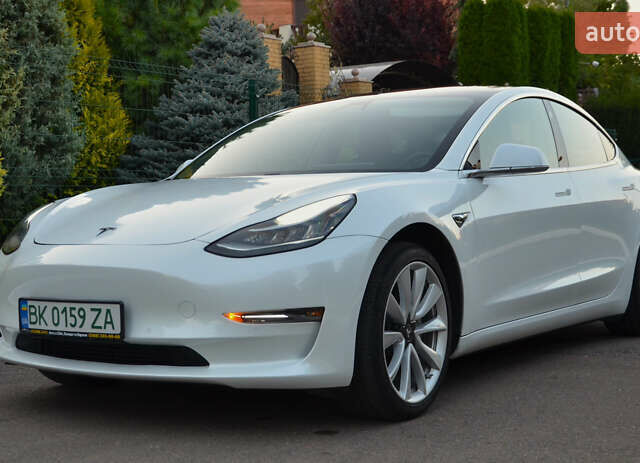 Белый Тесла Модель 3, объемом двигателя 0 л и пробегом 120 тыс. км за 17800 $, фото 1 на Automoto.ua