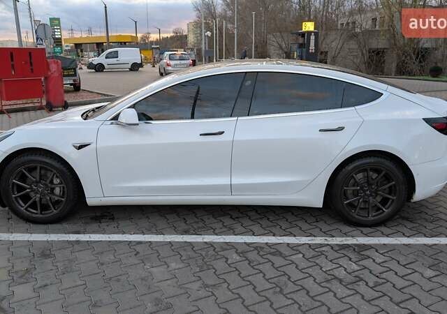 Білий Тесла Модель 3, об'ємом двигуна 0 л та пробігом 143 тис. км за 16700 $, фото 1 на Automoto.ua