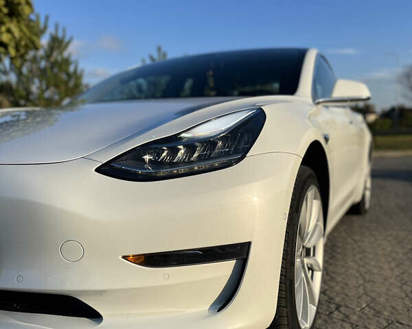 Белый Тесла Модель 3, объемом двигателя 0 л и пробегом 78 тыс. км за 27300 $, фото 1 на Automoto.ua