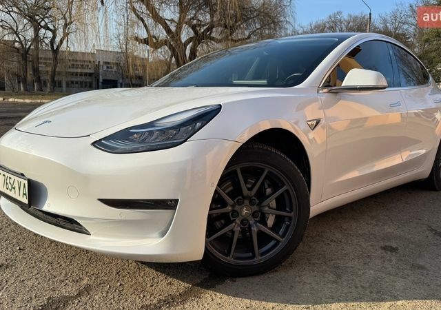 Білий Тесла Модель 3, об'ємом двигуна 0 л та пробігом 136 тис. км за 15950 $, фото 1 на Automoto.ua