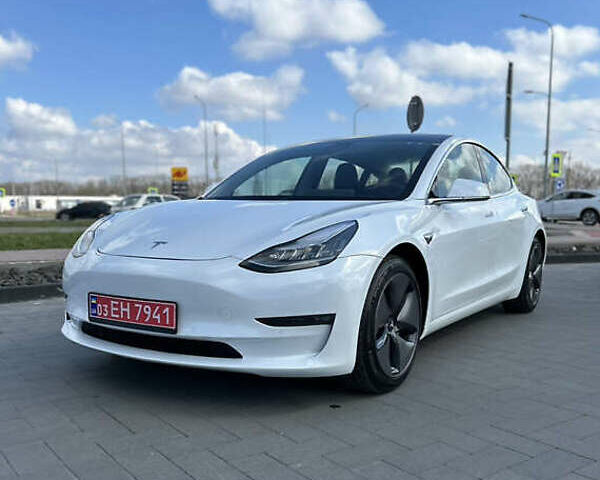Білий Тесла Модель 3, об'ємом двигуна 0 л та пробігом 44 тис. км за 14600 $, фото 1 на Automoto.ua