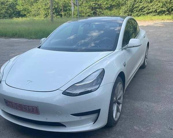 Белый Тесла Модель 3, объемом двигателя 0 л и пробегом 105 тыс. км за 15000 $, фото 1 на Automoto.ua