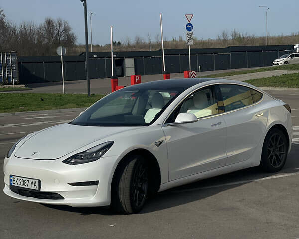 Білий Тесла Модель 3, об'ємом двигуна 0 л та пробігом 100 тис. км за 15500 $, фото 1 на Automoto.ua