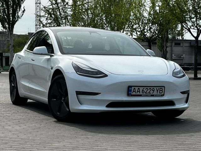 Белый Тесла Модель 3, объемом двигателя 0 л и пробегом 95 тыс. км за 28000 $, фото 1 на Automoto.ua