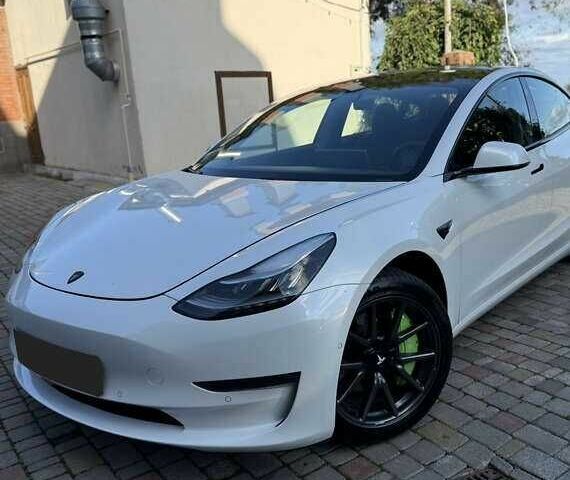 Белый Тесла Модель 3, объемом двигателя 0 л и пробегом 65 тыс. км за 17000 $, фото 1 на Automoto.ua