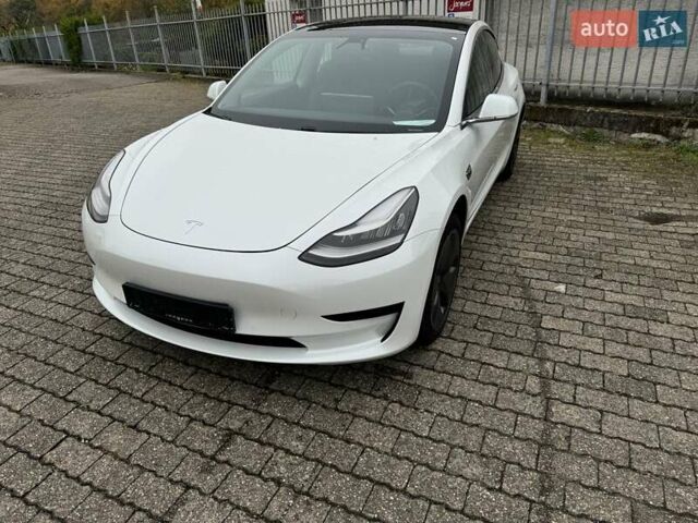 Белый Тесла Модель 3, объемом двигателя 0 л и пробегом 98 тыс. км за 18500 $, фото 1 на Automoto.ua
