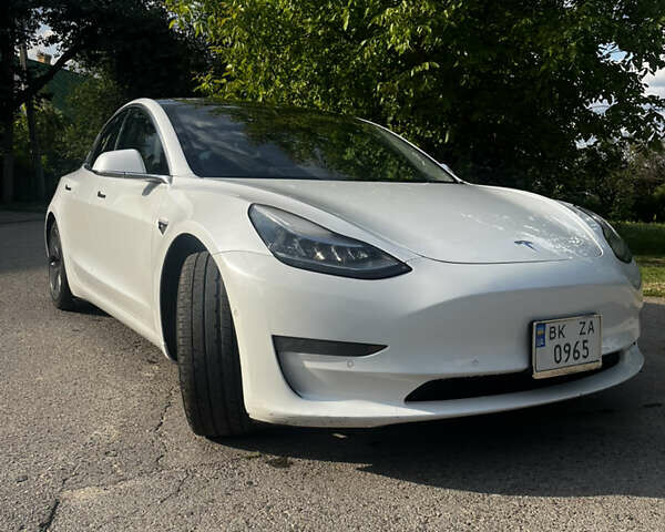 Тесла Модель 3 2019 в Ровно на Automoto.ua Белый Тесла Модель 3, объемом двигателя 0 л и пробегом 263 тыс. км за 15900 $, фото 1 на Automoto.ua