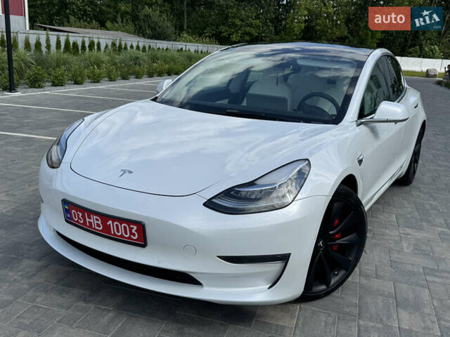 Белый Тесла Модель 3, объемом двигателя 0 л и пробегом 105 тыс. км за 19999 $, фото 1 на Automoto.ua
