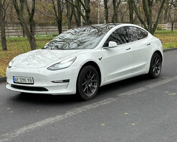 Білий Тесла Модель 3, об'ємом двигуна 0 л та пробігом 114 тис. км за 13950 $, фото 1 на Automoto.ua