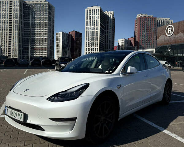 Белый Тесла Модель 3, объемом двигателя 0 л и пробегом 129 тыс. км за 16200 $, фото 1 на Automoto.ua