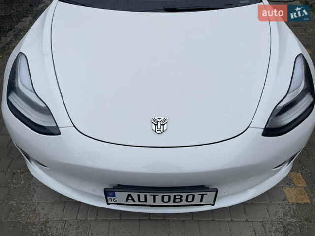 Белый Тесла Модель 3, объемом двигателя 0 л и пробегом 103 тыс. км за 17200 $, фото 1 на Automoto.ua