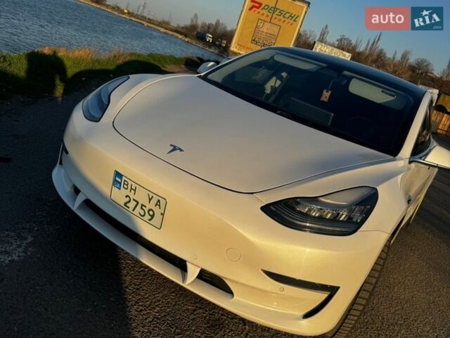 Белый Тесла Модель 3, объемом двигателя 0 л и пробегом 108 тыс. км за 15000 $, фото 1 на Automoto.ua