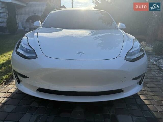 Белый Тесла Модель 3, объемом двигателя 0 л и пробегом 49 тыс. км за 21000 $, фото 1 на Automoto.ua