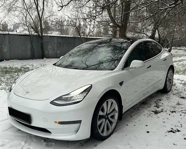 Білий Тесла Модель 3, об'ємом двигуна 0 л та пробігом 49 тис. км за 17500 $, фото 1 на Automoto.ua