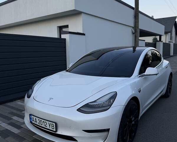 Белый Тесла Модель 3, объемом двигателя 0 л и пробегом 130 тыс. км за 16700 $, фото 1 на Automoto.ua